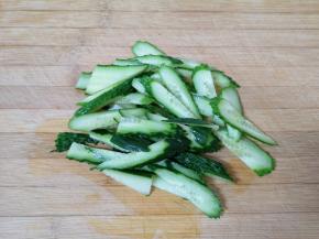 黄瓜洗干净切成片。