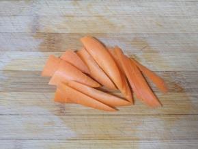 胡萝卜洗干净切成片。