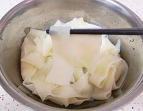 泡好的面皮滤掉水分。