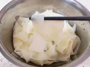 泡好的面皮滤掉水分。