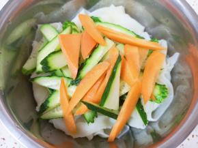 放入黄瓜胡萝卜。