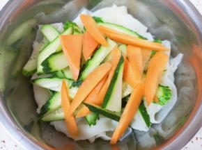 放入黄瓜胡萝卜。