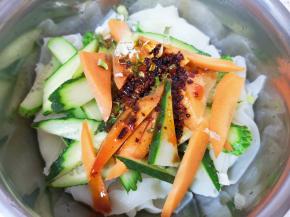 加入所有的调料（如果不能吃太辣建议酱料包放一半即可）。