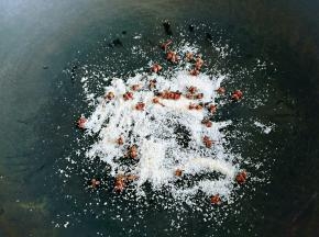 盐微微变黄，花椒出香后关火，晾凉盛出备用。