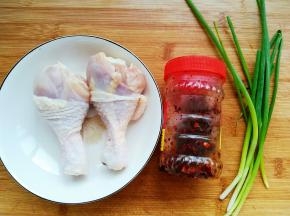 鸡腿洗净，泡水一小时去除血水，再次冲洗干净后用厨房纸吸干水分。其它食材洗净，葱切葱花，豆角切段，蒜切蒜米。