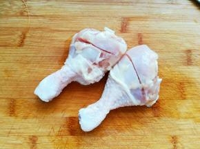 用刀给鸡腿两面各划两刀，方便入味。