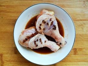 放入盘中，撒上焙好的花椒盐，按摩均匀。再加入料酒、生抽按摩匀。