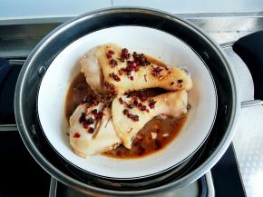 蒸锅烧开水，放入腌好的鸡腿蒸三十分钟左右（根据鸡腿大小），关火出锅。
