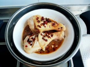 蒸锅烧开水，放入腌好的鸡腿蒸三十分钟左右（根据鸡腿大小），关火出锅。
