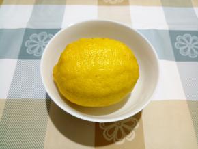 柠檬先用水洗干净，然后用盐搓一遍，再冲干净，晾干水或用厨房纸擦干。