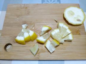 将柠檬去籽，切成小块。