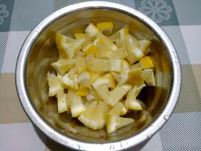 将切好的柠檬装碗里。