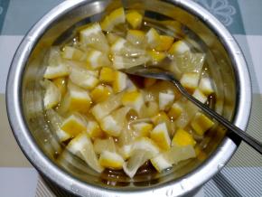 加一点凉白开，刚刚没过柠檬的样子，拌匀。