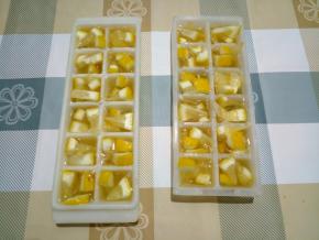 将柠檬块和水分装入冰格中，冷冻一天一夜。然后取出冰块，用保鲜盒装好继续冷冻，随时取用。