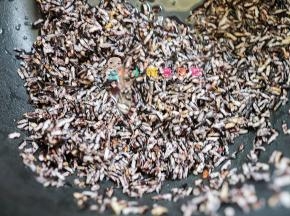 先把紫米跟煮饭一样煮熟，100g紫米加120g水电饭锅煮一下