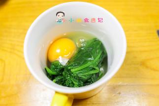 菠菜洗净焯水挤干水分放入一个鸡蛋打成泥备用，全部冷藏一下再揉面