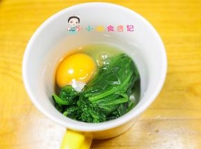 菠菜洗净焯水挤干水分放入一个鸡蛋打成泥备用，全部冷藏一下再揉面