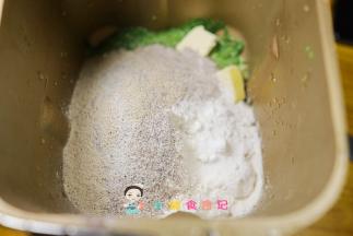 高筋面粉120g 黑麦粉30g 酵母2g 黄油15g 肉松20g 菠菜鸡蛋液130g全部揉成团大概20分钟内完成