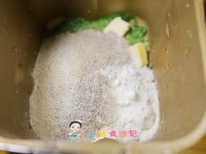 高筋面粉120g 黑麦粉30g 酵母2g 黄油15g 肉松20g 菠菜鸡蛋液130g全部揉成团大概20分钟内完成