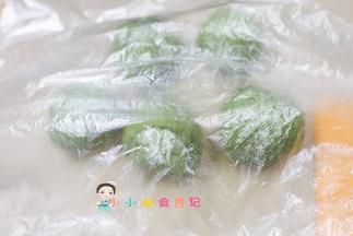 把揉好的面团分成5个剂子醒10分钟