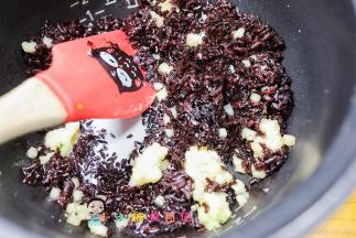 紫米煮好了以后加入牛奶25g 芝士60g 糖15g全部混合均匀