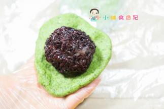 一个面团65g，紫米一个60g包好擀成饼