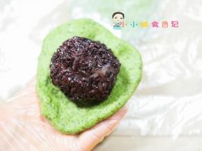一个面团65g，紫米一个60g包好擀成饼
