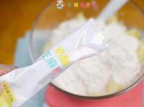 加入面粉85g这个奶酪芝麻粉可以增加奶香味