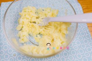 土豆隔水蒸熟去皮压成泥