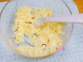 土豆隔水蒸熟去皮压成泥