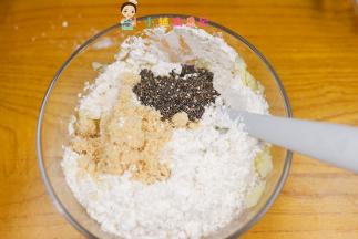 加入植物油10g牛肉松10g 亚麻籽/芝麻5-10g如果孩子爱吃下次肉松可以加更多点