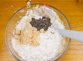 加入植物油10g牛肉松10g 亚麻籽/芝麻5-10g如果孩子爱吃下次肉松可以加更多点