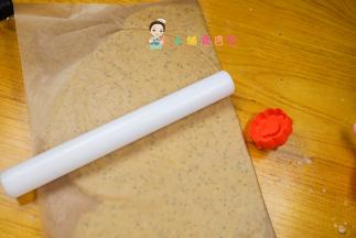 用油纸隔着擀成5mm的薄片