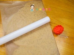 用油纸隔着擀成5mm的薄片