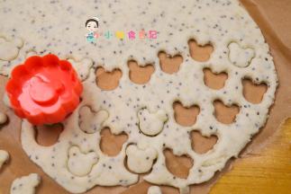 用模具压出形状，最好大小差不多这样成熟度一致