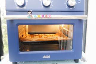 烤箱170度烤20分钟左右，根据自己烤箱的温度跟饼干厚薄大小灵活调整