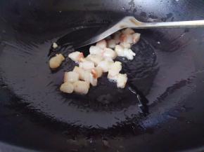 将五花肉较肥的部分放锅里煸出油