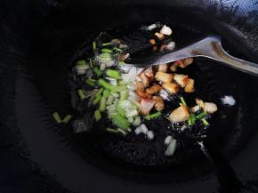 加入葱头炸一会儿