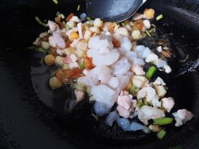 加入瘦肉、泡发好的干贝和虾仁，翻炒均匀