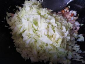 加入切碎的包菜，翻炒均匀
