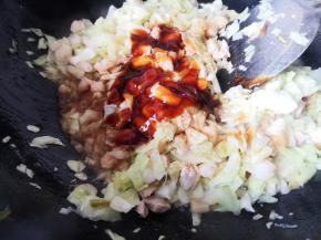 加入盐和耗油，翻炒均匀