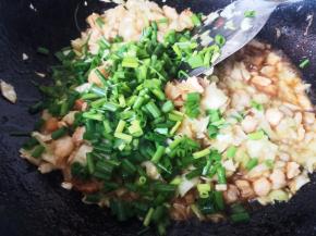 加入葱叶，翻炒均匀