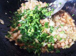 加入葱叶，翻炒均匀
