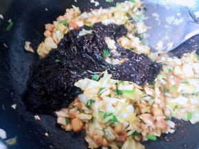 最后加入洗净剪碎的紫菜，翻炒均匀，冷却备用
