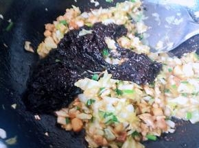 最后加入洗净剪碎的紫菜，翻炒均匀，冷却备用