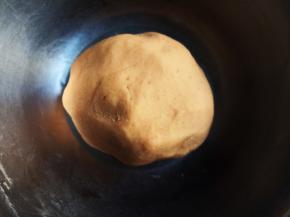 将红薯蒸熟去皮捣烂，加地瓜粉揉成团