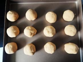 将面团分成等大的小剂子，搓圆