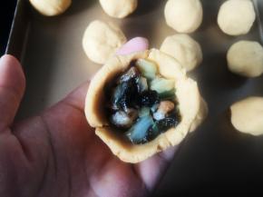 将面皮整成碗状，放入适量馅料