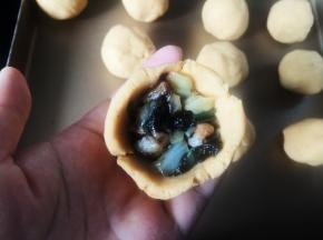 将面皮整成碗状，放入适量馅料