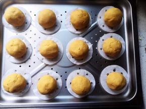 垫油纸摆在蒸盘上